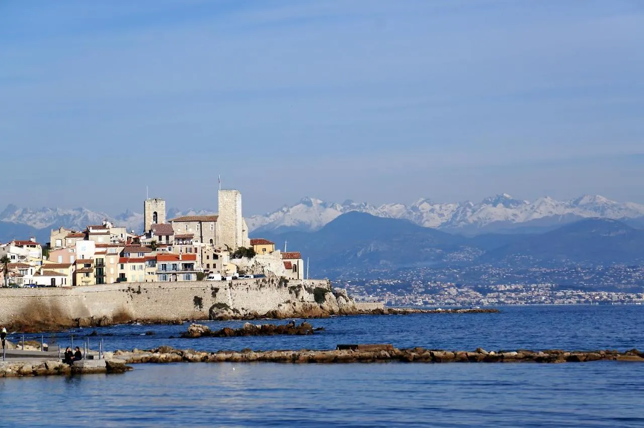 Crew Lighthouse Hostel Antibes France