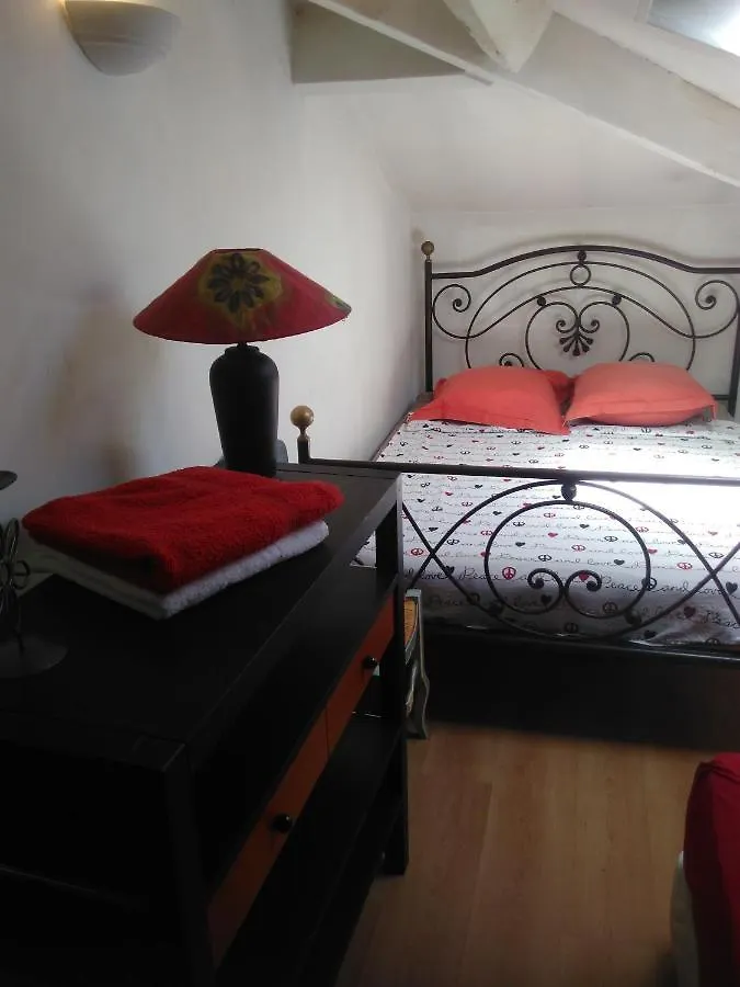 Crew Lighthouse Hostel Αντίμπ