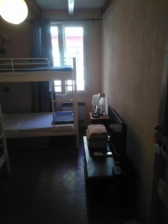 Crew Lighthouse Hostel Αντίμπ